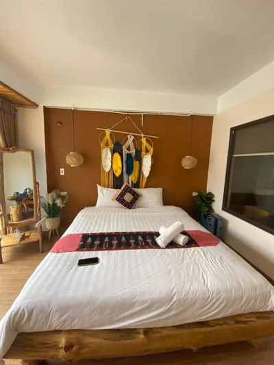 Habitación con cama grande y balcón — Sapa indigo inn
